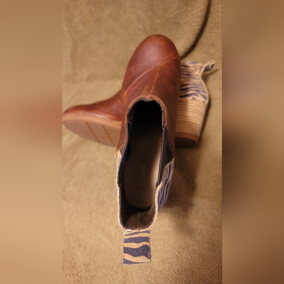 TOMS Kelsey Wedge Bootie SZ 7 Brown/Zebra Stripe Leather Round‎ Toe Pull On - Picture 3 of 11